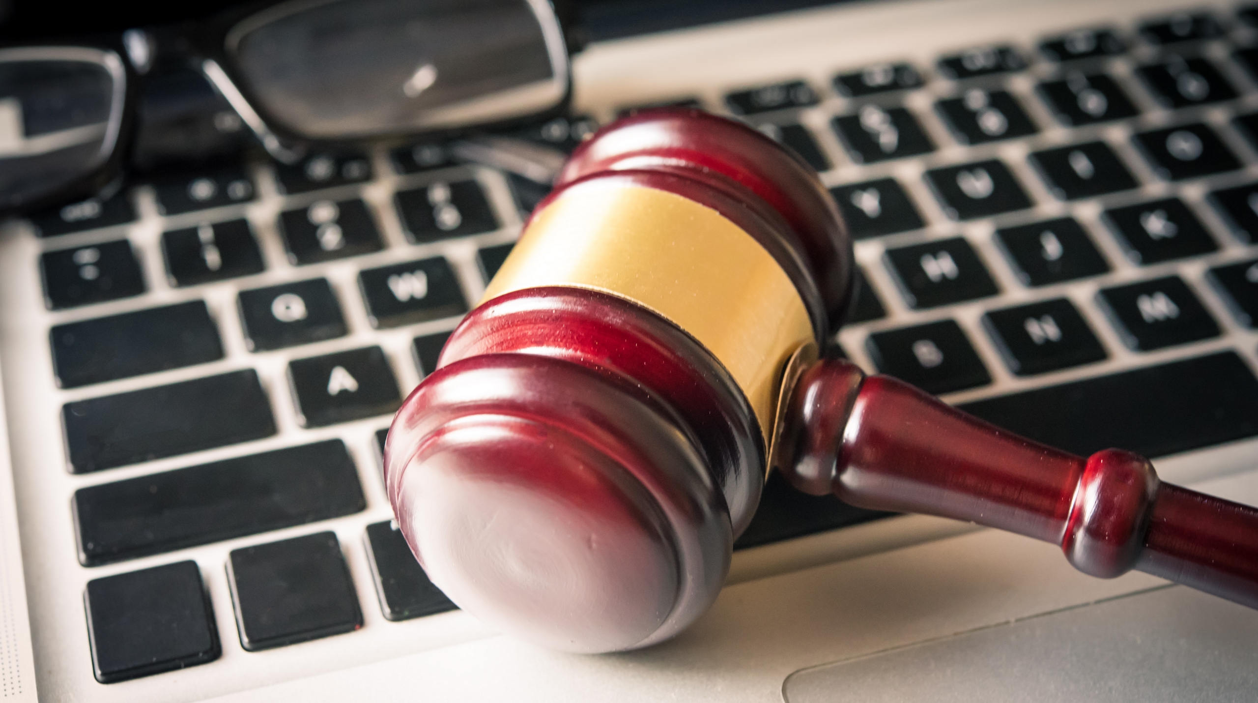 illustration-sabrina-chemakh-avocat-paris-justice-juridique-droit-travail-protection-sociale-affaires-2560x1430-px-mentions-legales-couleur-1