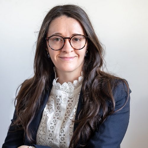 portrait-sabrina-chemakh-avocat-paris-justice-juridique-droit-travail-protection-sociale-affaires-500x500px-sabrina-chemakh-linkedin-1